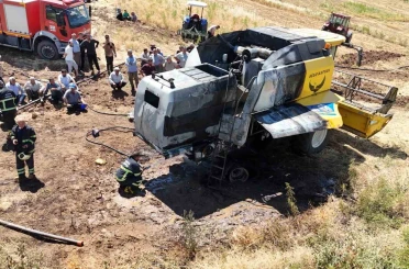 Buğday hasadı sırasında biçerdöver alevlere teslim oldu 