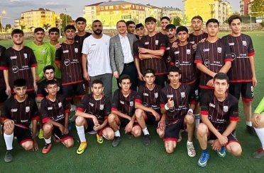 Bulanık Kaymakamı Ömer Övünç Koşansu çocukları sevindirdi 