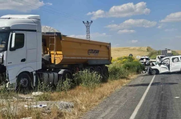 Bulanık’ta kamyonla kamyonet kafa kafaya çarpıştı: 2 ölü, 2 yaralı 