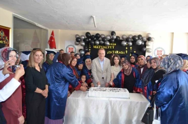 Bulanık’ta okuma yazma öğrenen 50 kadın mezuniyet sevinci yaşadı 