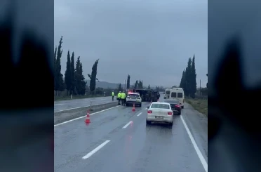Buldan’da portakal yüklü kamyon refüje devrildi 