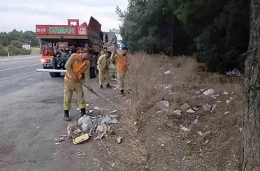 Buldan’da yol kenarındaki çöpler ateş savaşçıları tarafından temizlendi
