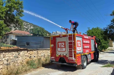 Burdur’da ev bahçesinde çıkan yangın çevreye sıçramadan söndürüldü 