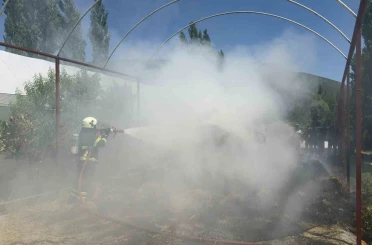 Burdur’da ev bahçesinde çıkan yangında 2 ton arpa kül oldu 