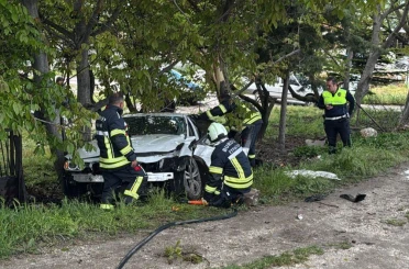 Burdur’da kontrolden çıkan otomobil ağaca çarptı 