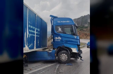 Burdur’da kontrolden çıkan tır demir bariyerlere çarptı 