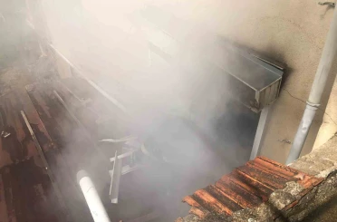 Burdur’da yangında mahsur kalan 2 kadını ekipler kurtardı 