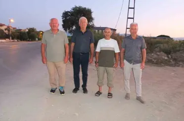 Burhaniye’ de kaldırımsız cadde kazalara davetiye çıkarıyor
