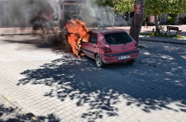 Burhaniye’de araç yangınını itfaiye söndürdü 