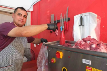 Burhaniye’de kasapların kıyma mesaisi devam ediyor 