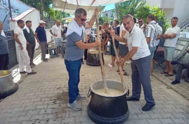 Burhaniye’de keşkek dövme geleneği devam ediyor 