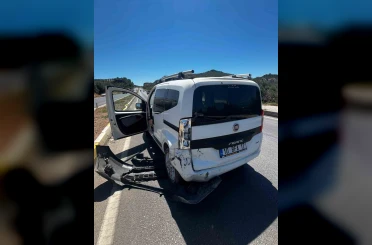 Burhaniye’de otomobiller çarpıştı 