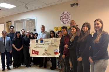 Burhaniye’de Polonya’dan dönen öğrenciler Milli Eğitim Müdürünü ziyaret etti 