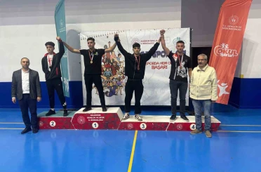 Burhaniyeli genç boksörler Balıkesir’de 8 ödül aldı 