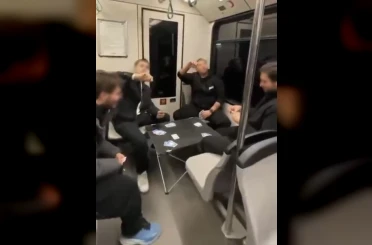 Bursa metrosunda şaşırtan görüntü: Gençler masa kurup oyun oynadı 