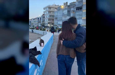 Bursa sahilinde ilginç fotoğraf çözümü: Tripod yerine kedi kullandılar 