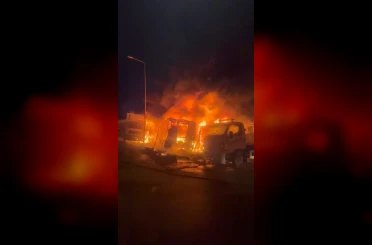 Bursa’da 3 kamyon ve 1 tır alev alev yandı, ortalık savaş alanına döndü 