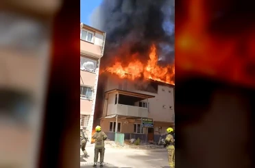 Bursa’da 3 katlı binanın çatısı alevlere teslim oldu 