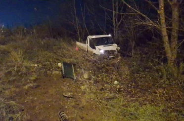 Bursa’da akıl almaz trafik kazası: Demir bariyerler araçların üzerine düştü 