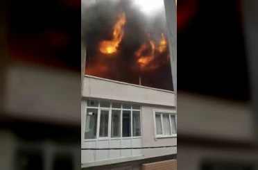 Bursa’da binanın çatısı alevlere teslim oldu 