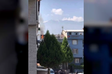Bursa’da çatı yangını büyümeden söndürüldü 