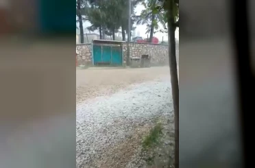 Bursa’da ceviz büyüklüğünde dolu yağdı...Camlar kırılma noktasına geldi 