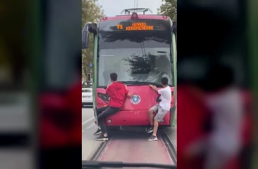 Bursa’da çocukların tehlikeli yolculuğu kamerada 