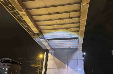 Bursa’da faciaya ramak kala, ağır demir aracın önüne düştü 