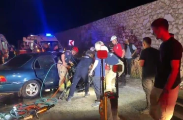 Bursa’da iki otomobil kafa kafaya çarpıştı: 5 yaralı, 2 ölü 