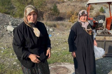 Bursa’da iki yaşlı kadın gençlere taş çıkartıyor 