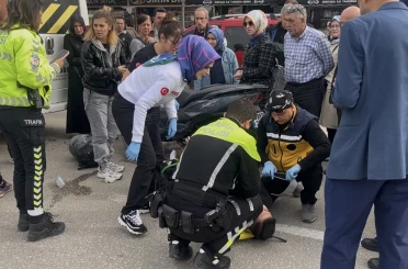 Bursa’da işçi servisine motosiklet çarptı: 2 yaralı 