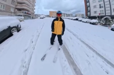 Bursa’da işe kayakla gitti 