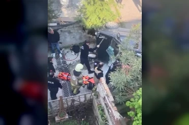 Bursa’da kaza yapan araç merdivenlerden yuvarlandı: 1 yaralı 