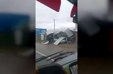 Bursa’da kontrolden çıkan otomobil prefabrik yapıya girdi 