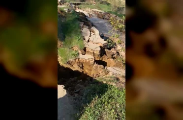 Bursa’da meydana gelen heyelan yolu parçalara ayırdı 