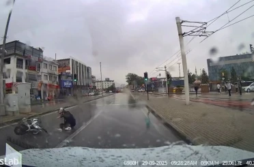 Bursa’da motosikletli yağışlı havada drift attı, yere kapaklandı 