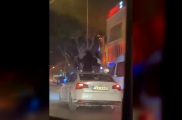 Bursa’da otomobilin tavanına oturdular : 25 bin TL ceza kesildi 