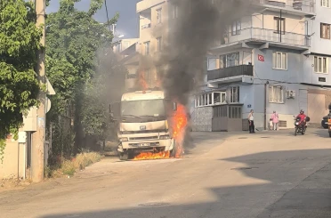 Bursa’da park halindeki kamyon alevlere teslim oldu 