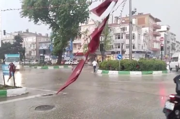 Bursa’da sel...Duyarlı vatandaşlar sele rağmen yırtılan Türk Bayrağını yerden kaldırdı 