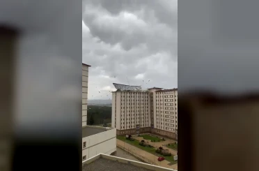 Bursa’da şiddetli fırtına çatıları böyle uçurdu 