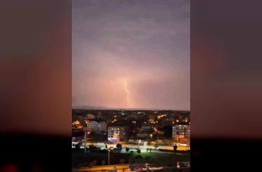 Bursa’da şimşekler geceyi gündüze çevirdi 