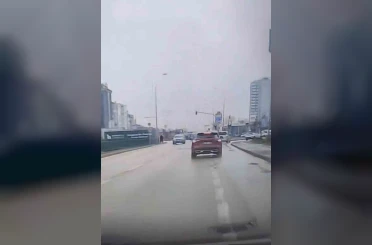 Bursa’da ters yöne giren otomobil paniğe neden oldu 