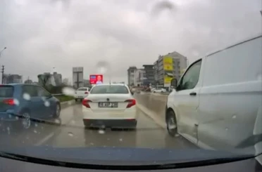 Bursa’da yol verme kavgası: 3 kişi sürücüye saldırdı 