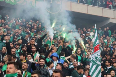 Bursaspor taraftarı Eskişehir tribünlerinde renkli görüntüler oluşturdu 