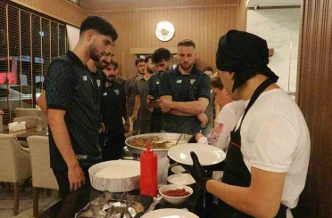 Bursasporlu oyuncular galibiyeti tantuni yiyerek kutladı 