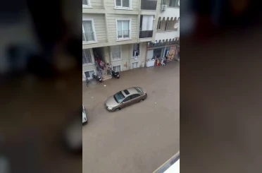 Bursa’yı sağanak vurdu, cadde ve sokaklar sular altında kaldı 