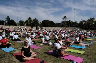 Büyükçekmece’de Dünya Yoga Günü’ne özel yüzlerce kadın yoga yaptı 