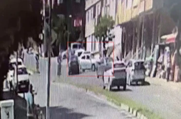 Büyükçekmece’de ehliyetsiz sürücü durağa daldı: 1 ağır yaralı 