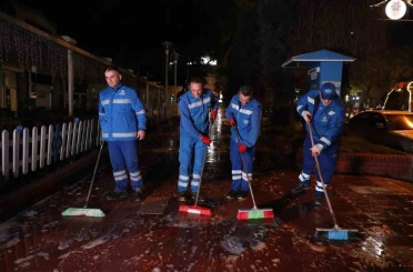 Büyükşehir ekipleri gece boyunca temizlik çalışması gerçekleştirdi 