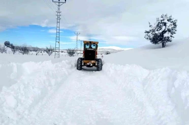 Büyükşehir, kırsalda karla mücadeleyi sürdürüyor 